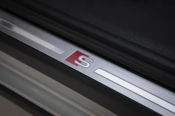 Detalle del umbral de la puerta con insignia S.