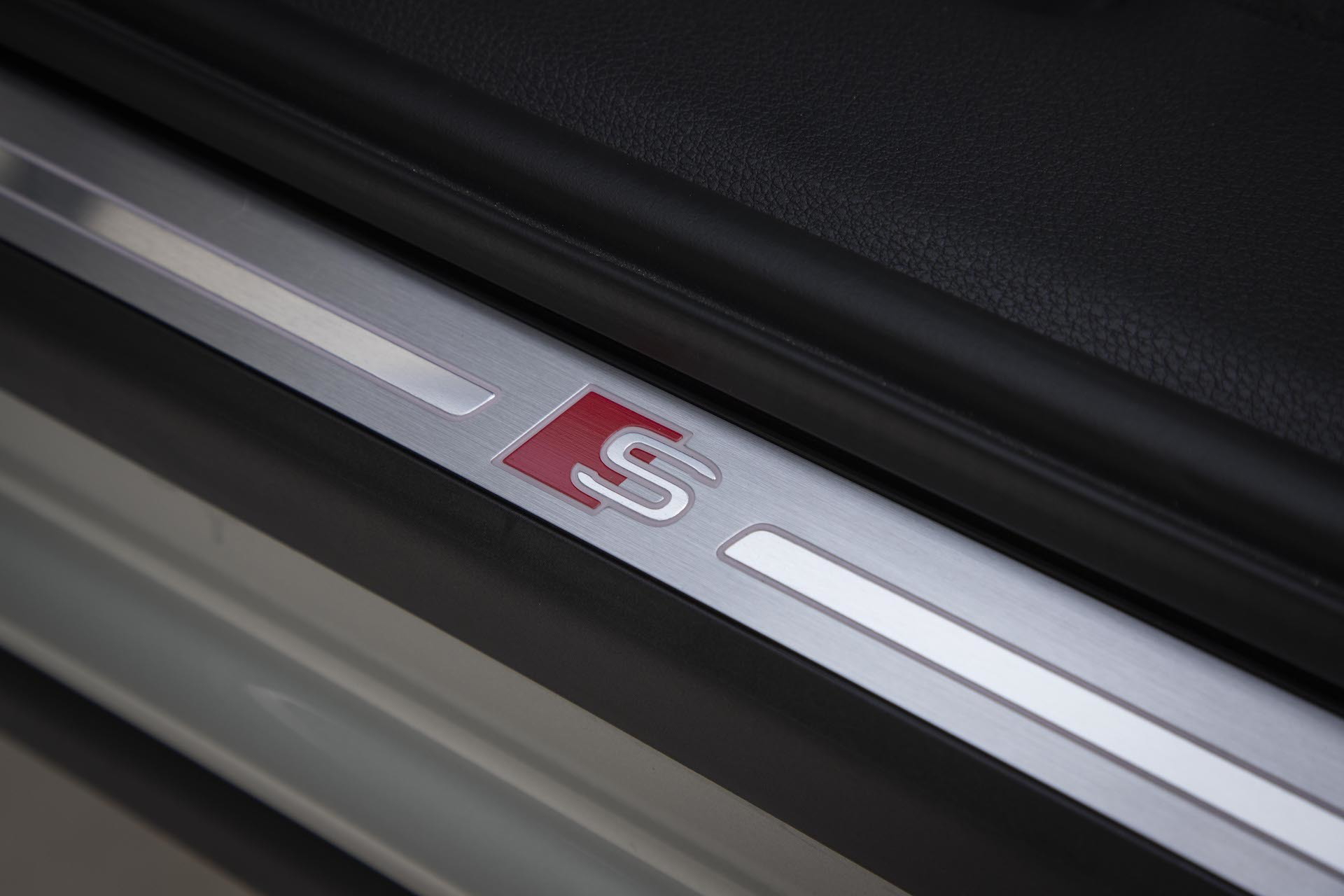 Detalle del umbral de la puerta con insignia S.