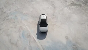 Vista aérea del Audi Q3 Sportback destacando su techo panorámico.