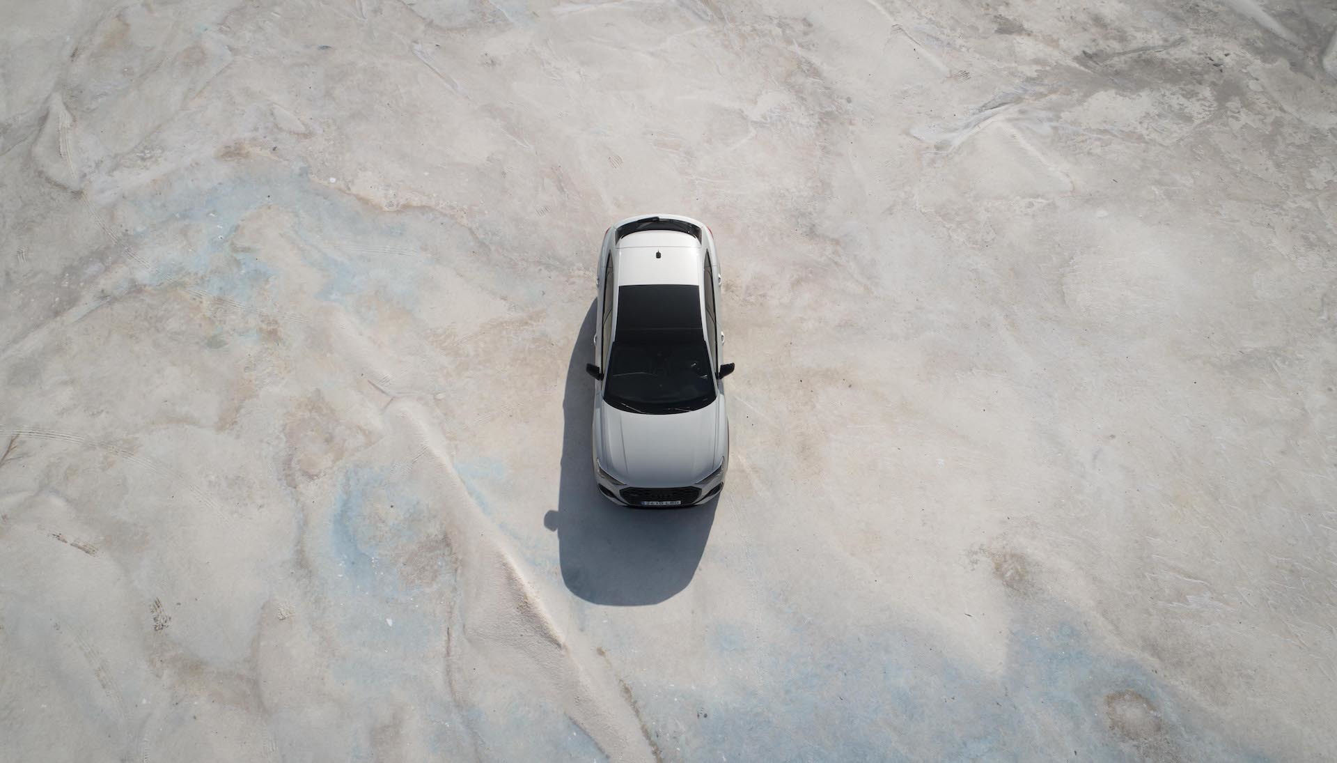 Vista aérea del Audi Q3 Sportback destacando su techo panorámico.