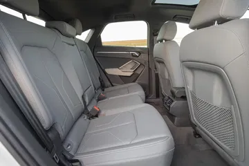 Elegante configuración de asientos traseros del Audi Q3 Sportback.