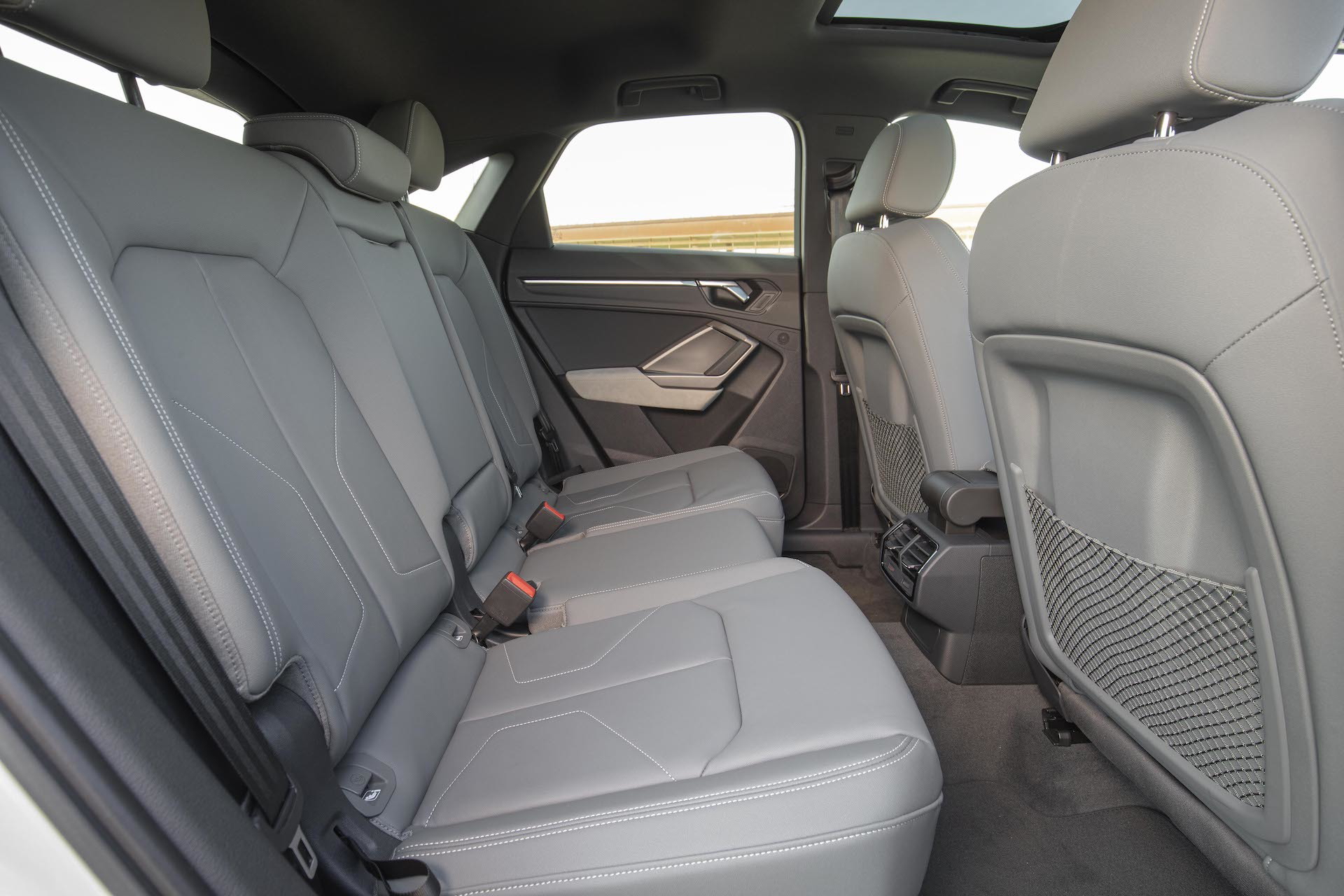 Elegante configuración de asientos traseros del Audi Q3 Sportback.