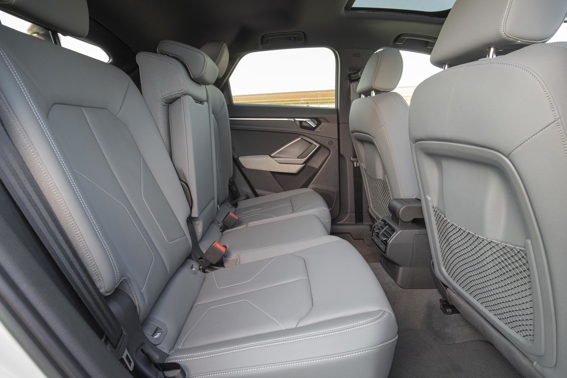 Asientos traseros del Audi Q3 Sportback evidenciando confort y espacio.