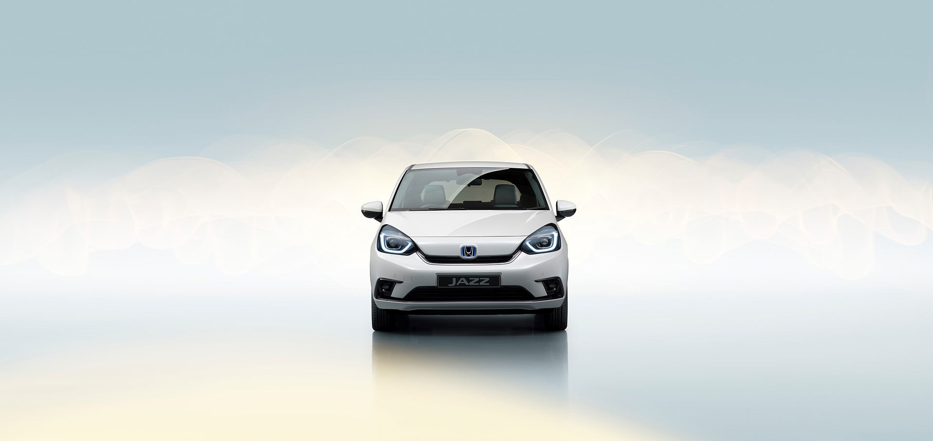 Vista frontal del Honda Jazz destacando su diseño de parrilla y faros