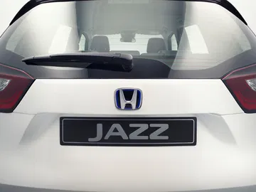 Vista trasera del Honda Jazz destacando su diseño y emblemas distintivos