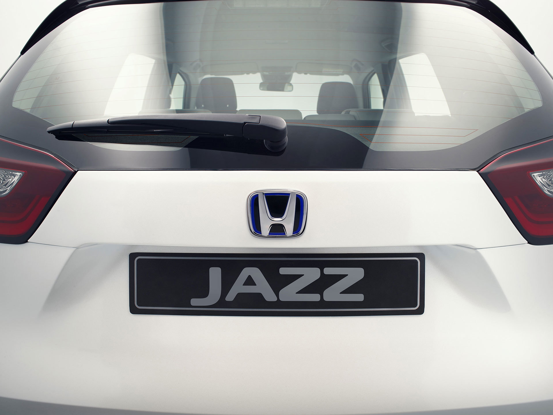 Vista trasera del Honda Jazz destacando su diseño y emblemas distintivos