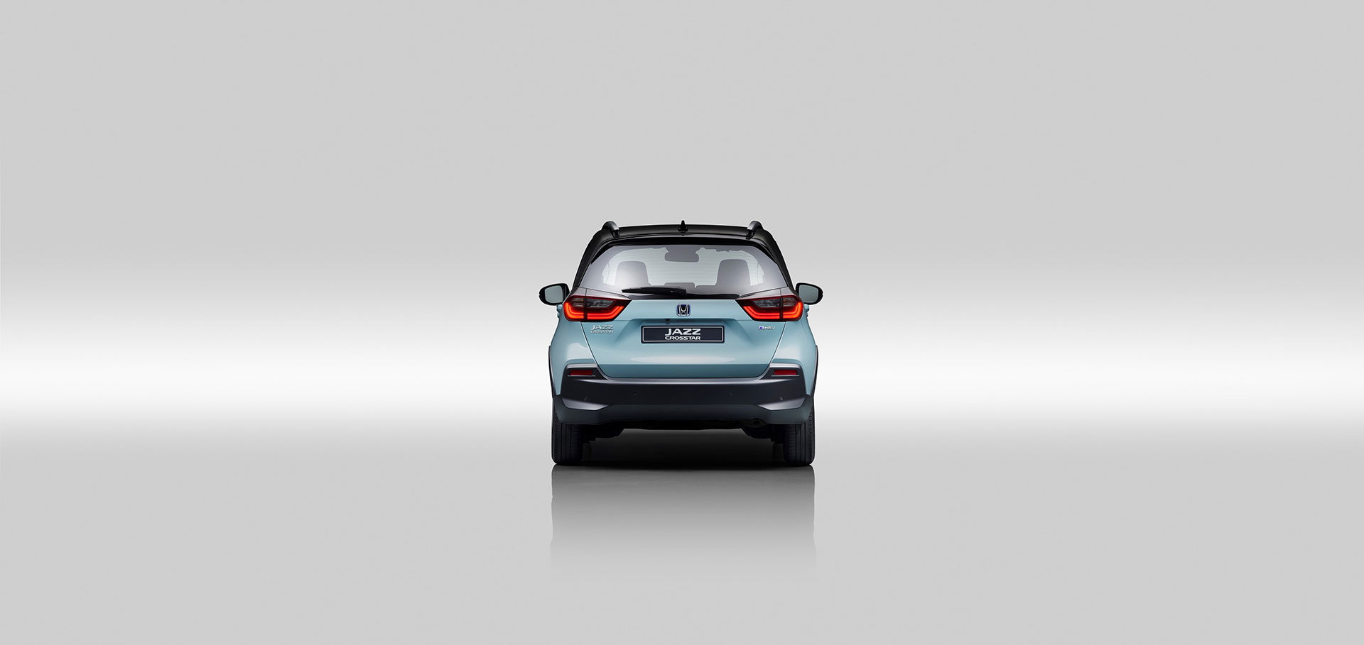 Vista trasera completa del Honda Jazz mostrando faros y diseño de parachoques.