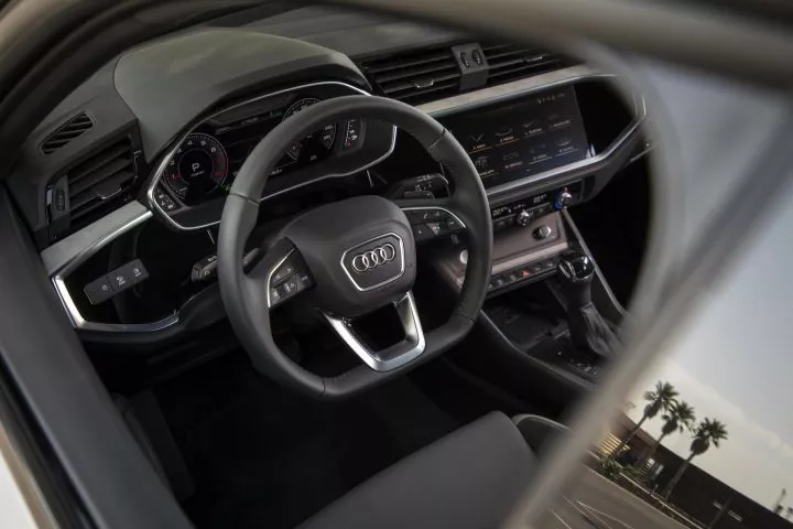 Vista del volante y consola central del Audi Q3 Sportback.