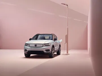 Volvo Xc40 Recharge P8 Awd In Glacier Silver