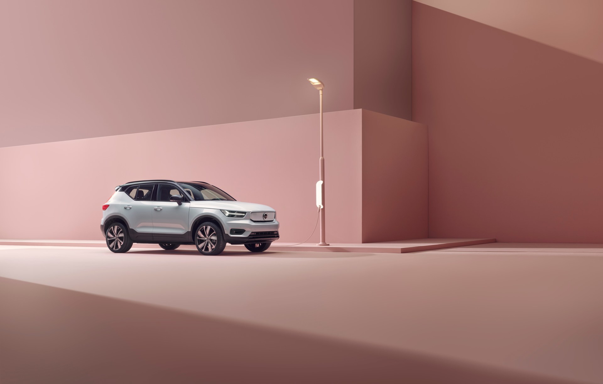 Volvo Xc40 Recharge P8 Awd In Glacier Silver