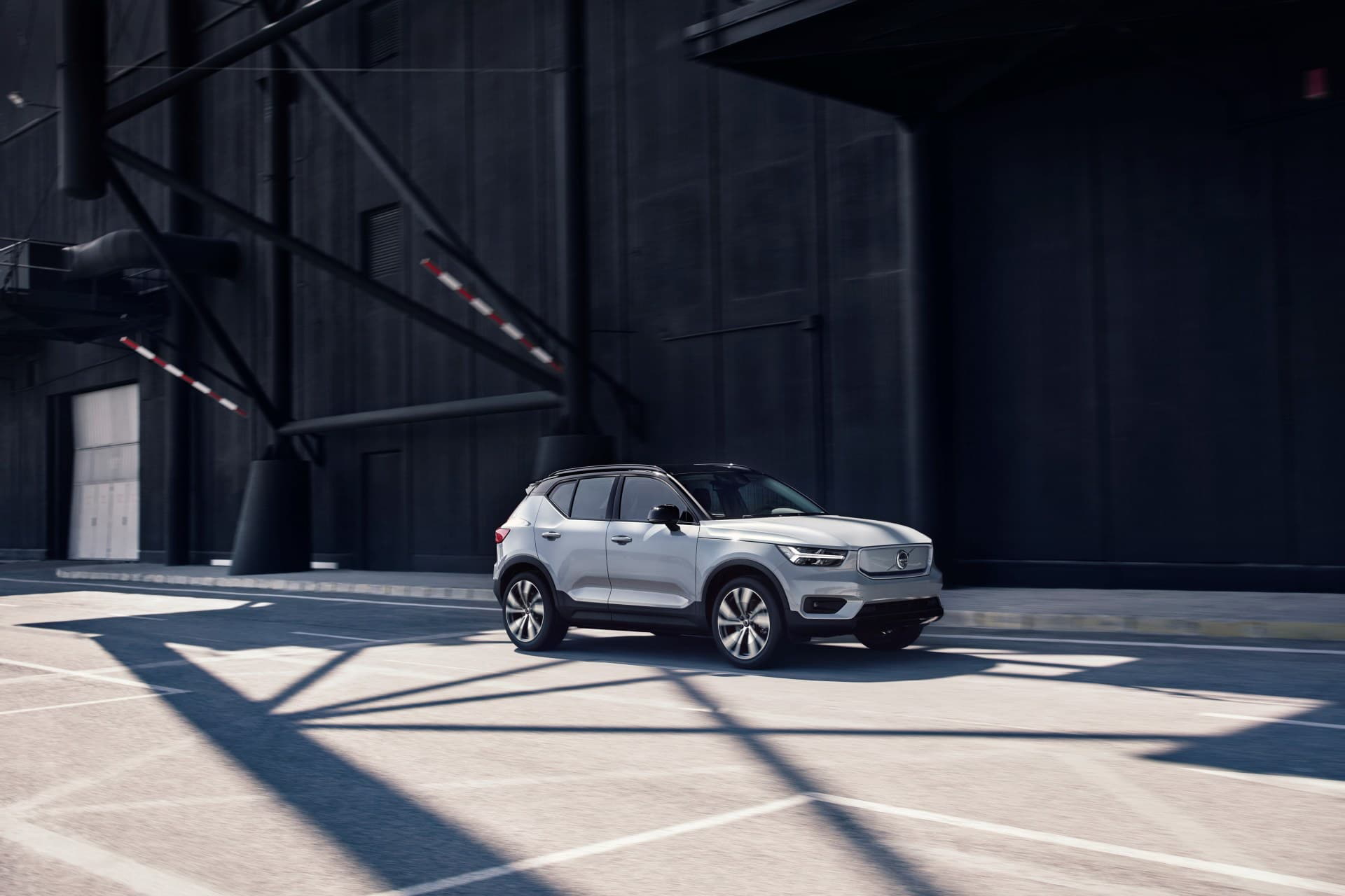Volvo Xc40 Recharge P8 Awd In Glacier Silver,