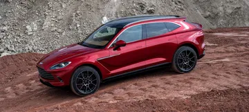 Vista lateral del Aston Martin DBX realzando su diseño aerodinámico.