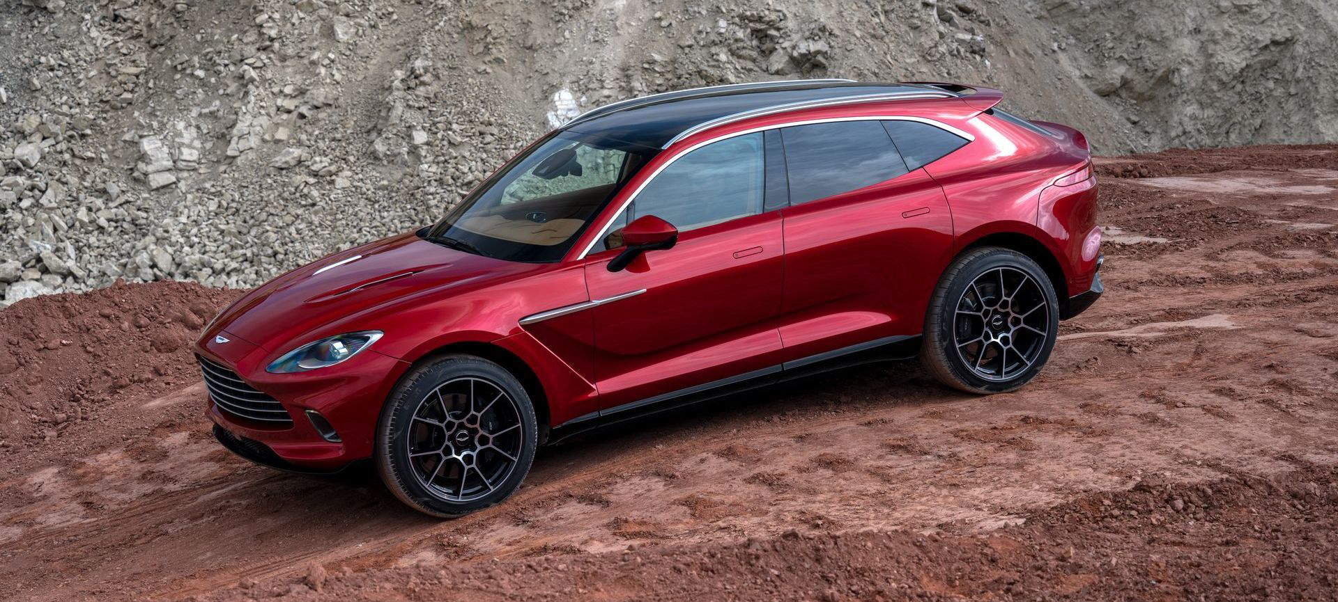 Vista lateral del Aston Martin DBX realzando su diseño aerodinámico.