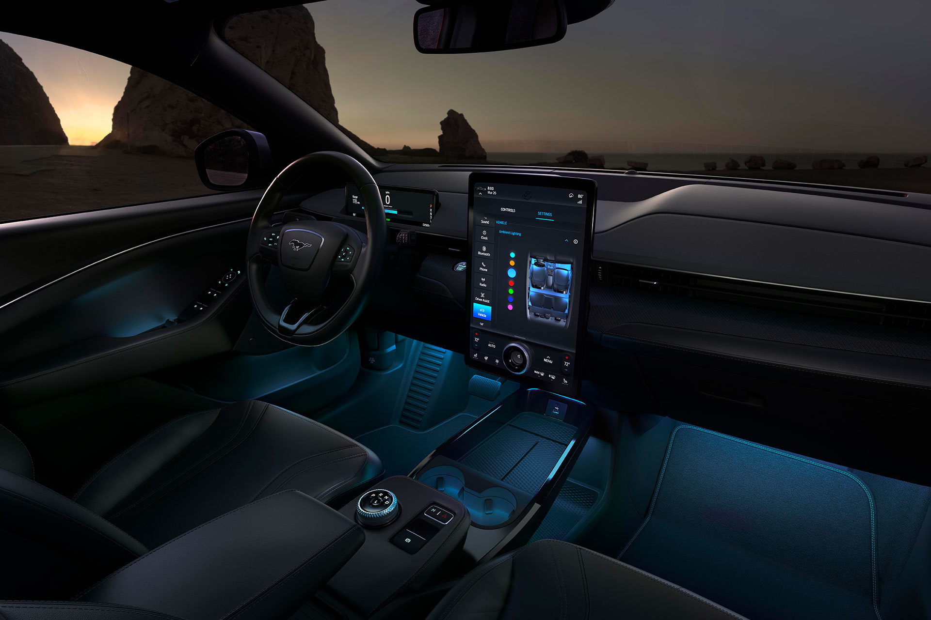 Vista nocturna del interior iluminado del Mustang Mach-E enfocando la consola central.