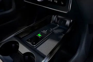 Consola central con detalles en carbono y botón de encendido
