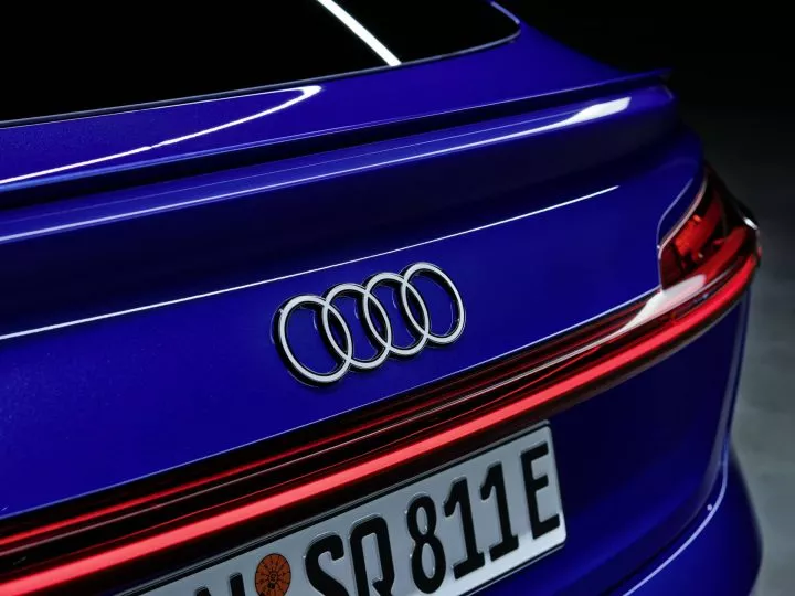 Vista cercana del detalle trasero del Audi Q8 Sportback e-tron, enfatizando el logotipo.