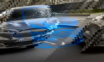 Vista dinámica del Mustang Mach-E capturando su diseño frontal y lateral.