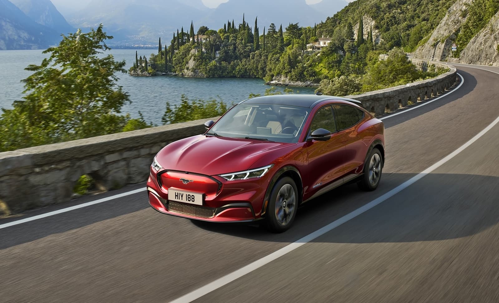 Vista dinámica del Ford Mustang Mach-E en carretera, destacando su diseño frontal.