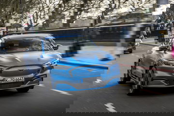 El Ford Mustang Mach-E capturado en pleno dinamismo urbano.