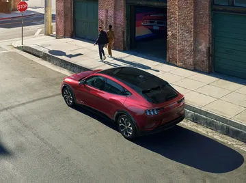 Vista lateral del Ford Mustang Mach-E en entorno urbano.