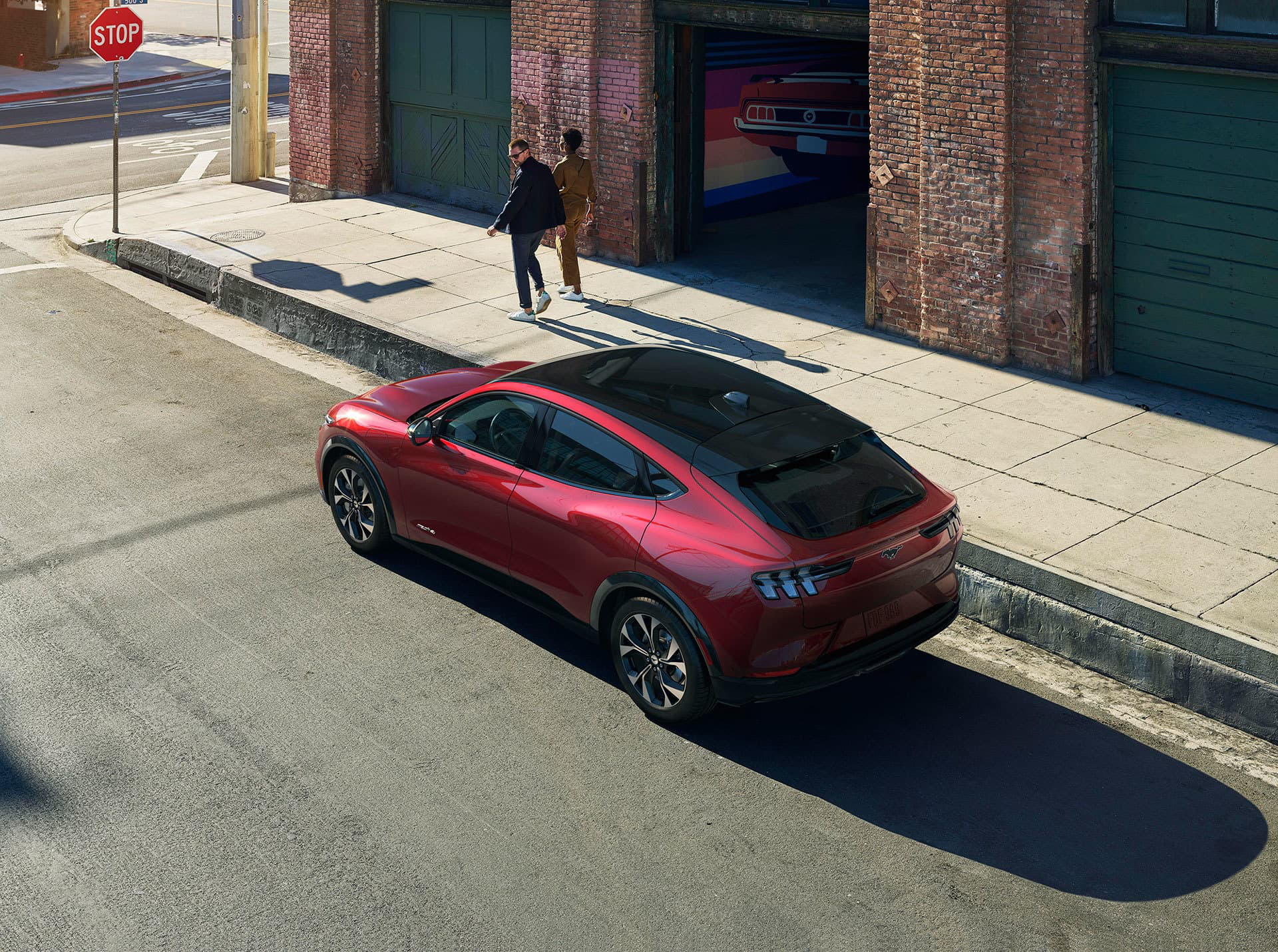 Vista lateral del Ford Mustang Mach-E en entorno urbano.