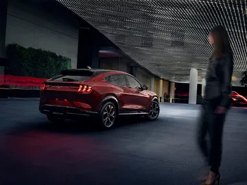 Vista trasera del Ford Mustang Mach-E en un ambiente urbano nocturno.