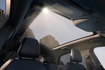 Imagen del techo panorámico y asientos del Mach-E que realza su amplitud