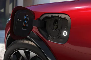 Vista de la toma de carga del Ford Mustang Mach-E, integración elegante en el diseño lateral.