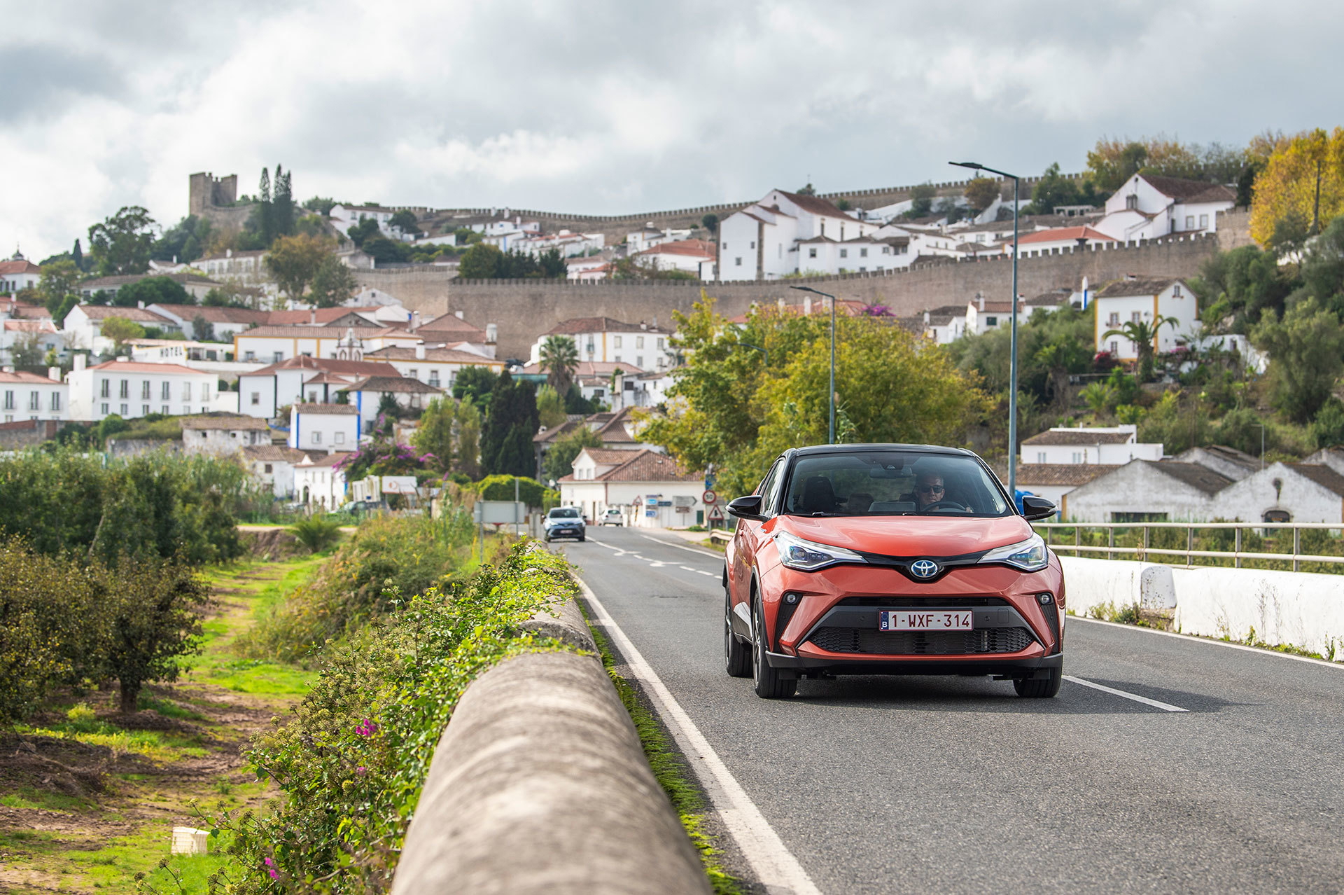 Toyota C Hr 2020 Naranja Movimiento 02