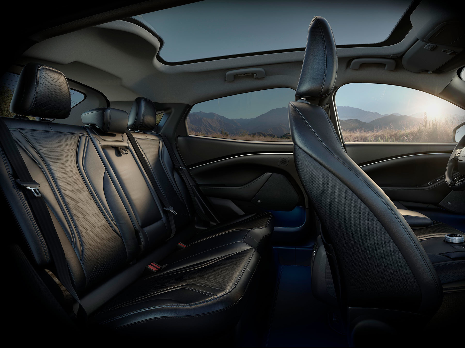 Elegante diseño interior del Mustang Mach-E con vista lateral de los asientos.