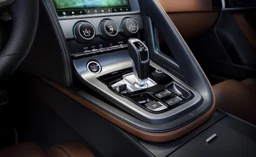 Vista de la consola central del Jaguar F-Type con acabados premium.