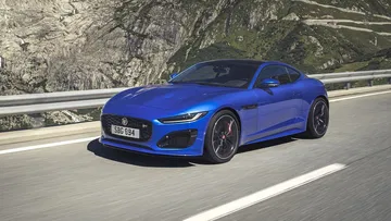 Vista lateral del Jaguar F-Type en azul mostrando el perfil deportivo.
