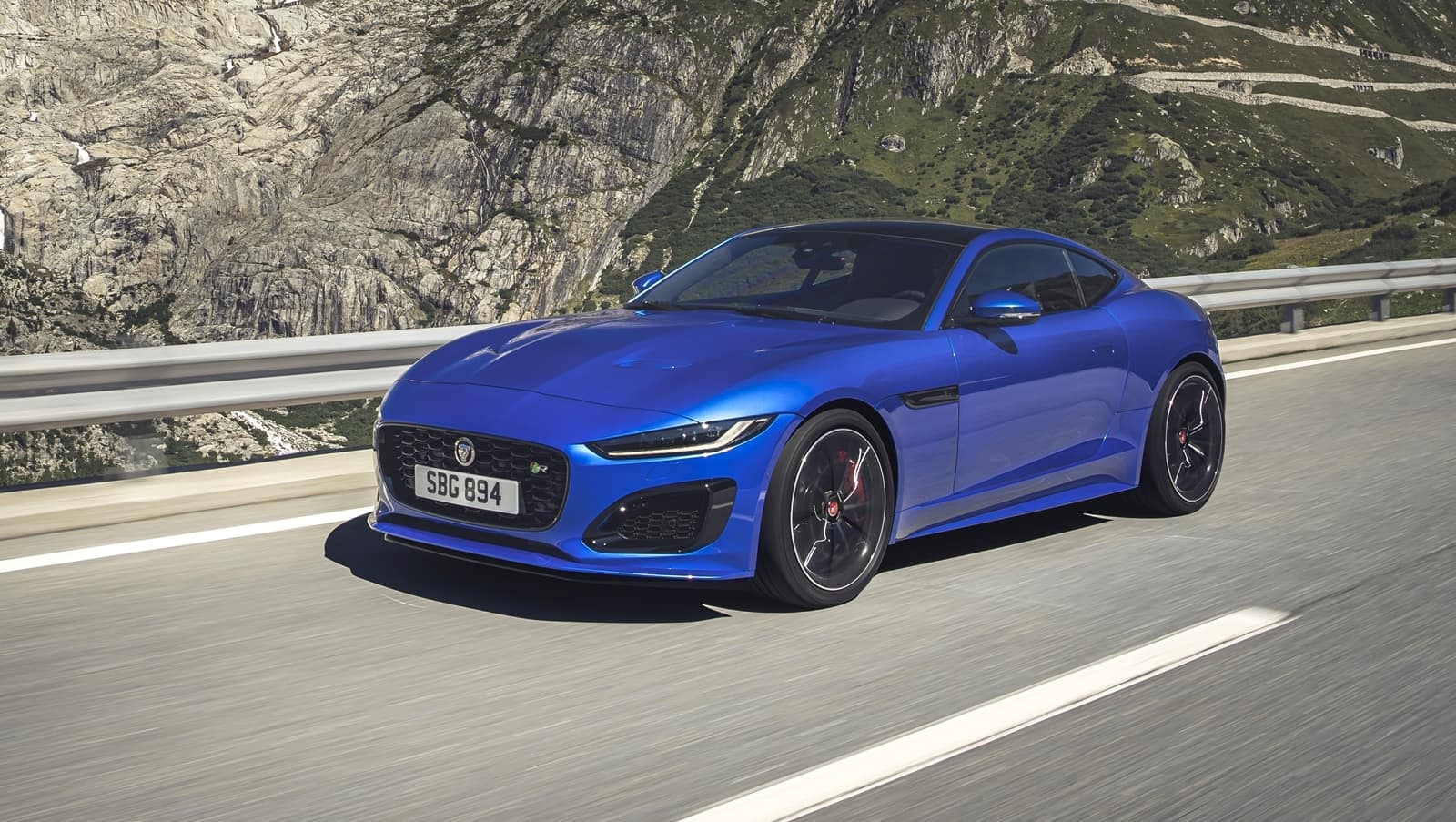 Vista lateral del Jaguar F-Type en azul mostrando el perfil deportivo.