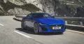 Vista dinámica del Jaguar F-Type en carretera de montaña, destacando su diseño frontal y lateral.
