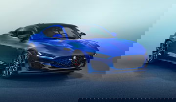 Vista frontal y lateral del Jaguar F-Type en un tono azul eléctrico, mostrando su diseño aerodinámico.