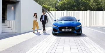 Vista frontal del Jaguar F-Type destacando su imponente parrilla y faros LED.