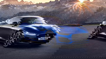 Vista frontal y lateral del Jaguar F-Type destacando su diseño deportivo.
