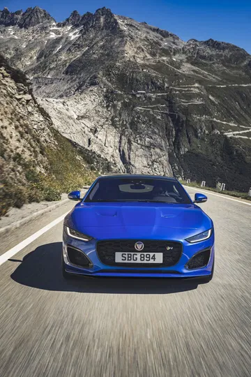 Vista frontal del Jaguar F-Type realzando su diseño agresivo y distintivo.