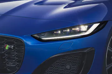 Primer plano del faro LED delantero del Jaguar F-Type, realzando su agresivo diseño.