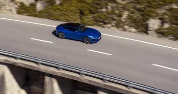 Vista lateral del Jaguar F-Type en movimiento demostrando su dinamismo.