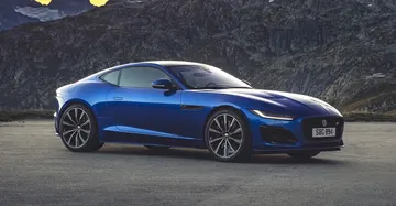 Vista lateral del Jaguar F-Type que destaca su diseño aerodinámico y llantas deportivas.