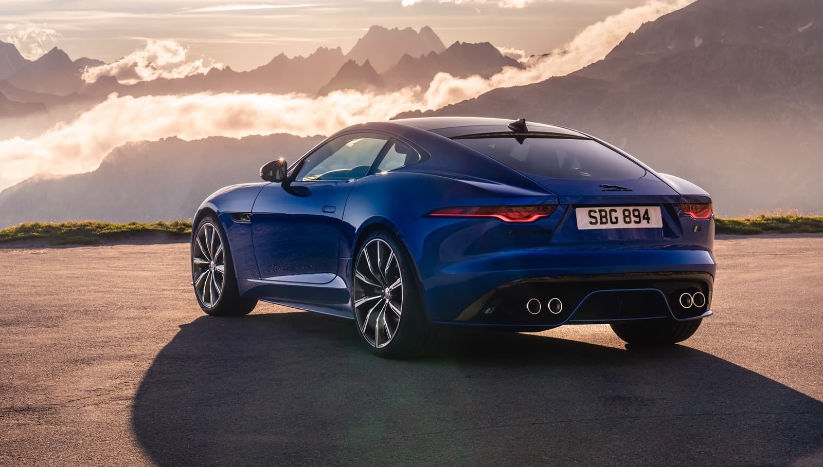 Vista trasera y lateral del Jaguar F-Type, destacando su diseño aerodinámico.