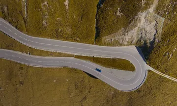 Vista aérea del Jaguar F-Type destacando su diseño de techo.