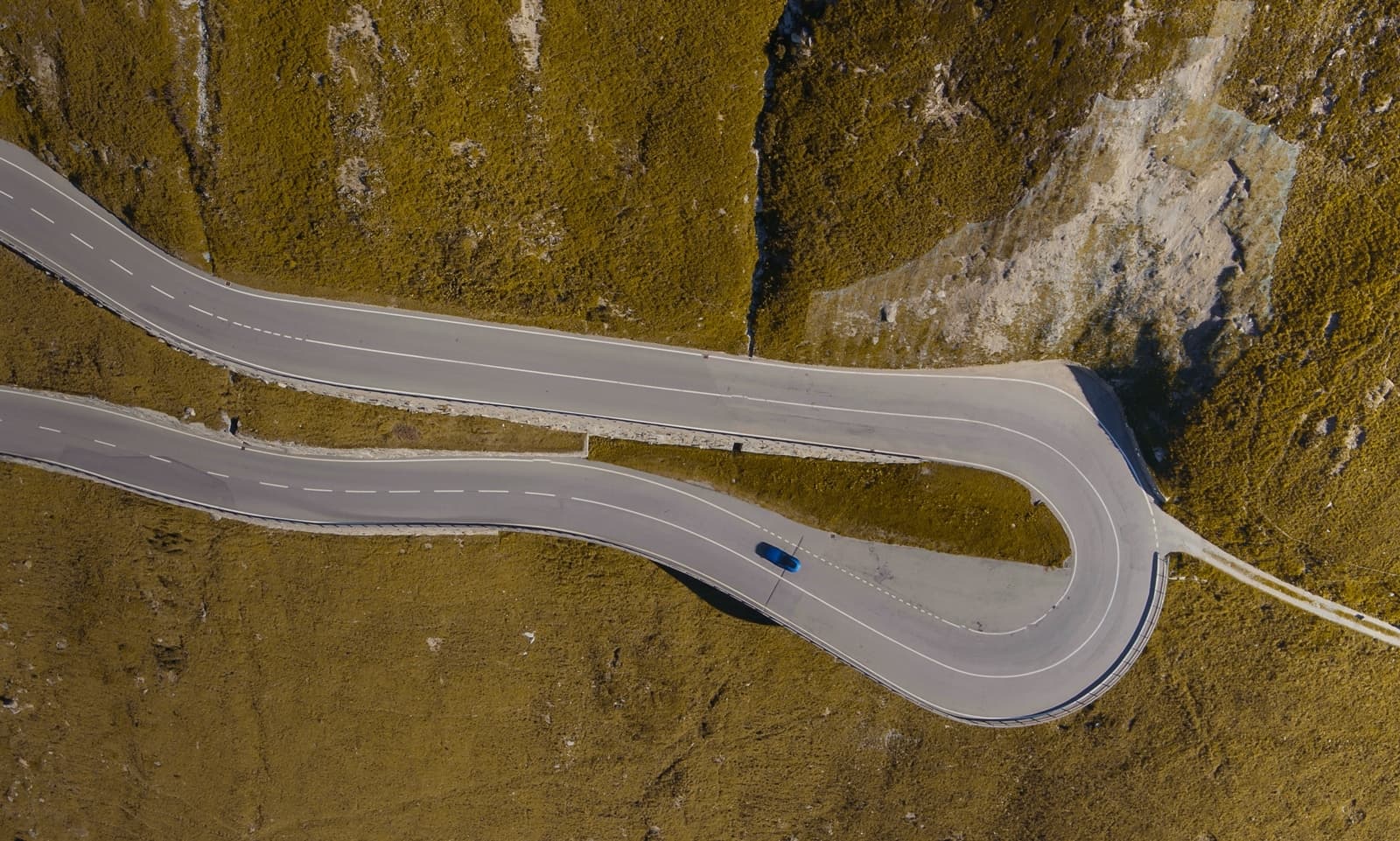 Vista aérea del Jaguar F-Type destacando su diseño de techo.
