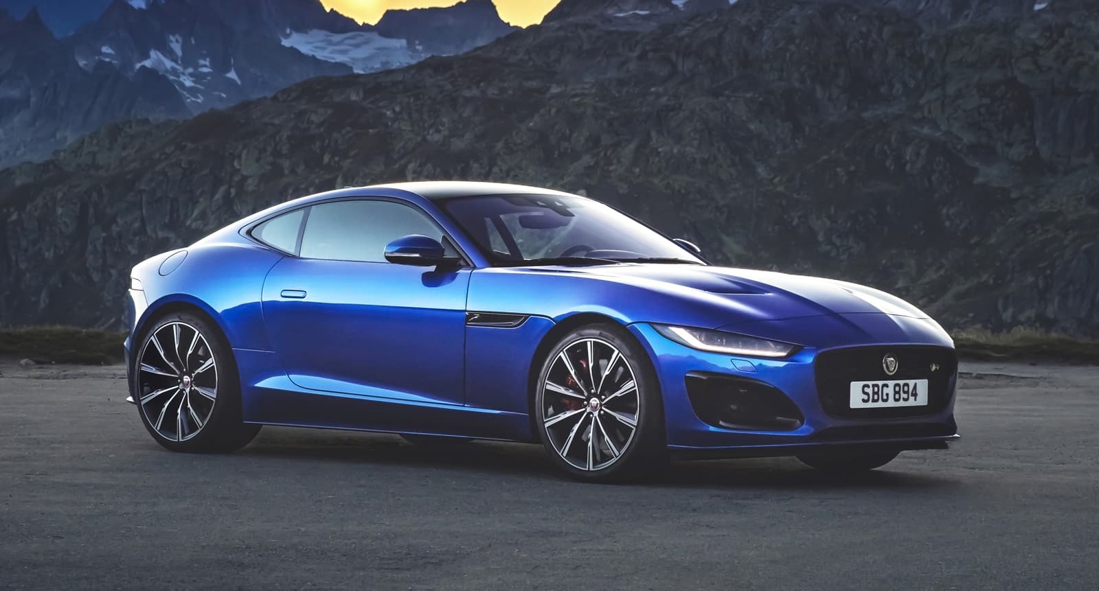 Vista lateral del elegante Jaguar F-Type en azul.
