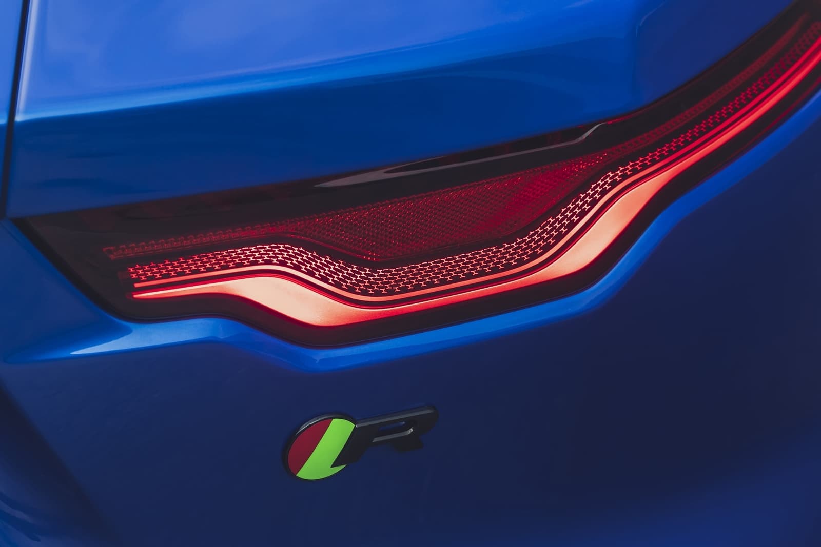 Vista aproximada de la luz trasera del Jaguar F-Type, destacando su diseño distintivo.