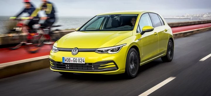 Precio Volkswagen Golf 2020 Amarillo Exterior Movimiento 02