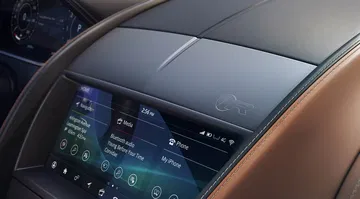 Vista del sistema de infotainment del Jaguar F-Type, con pantalla táctil y controles intuitivos.