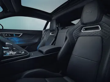 Vista lateral de los asientos deportivos con acabados premium del Jaguar F-Type.