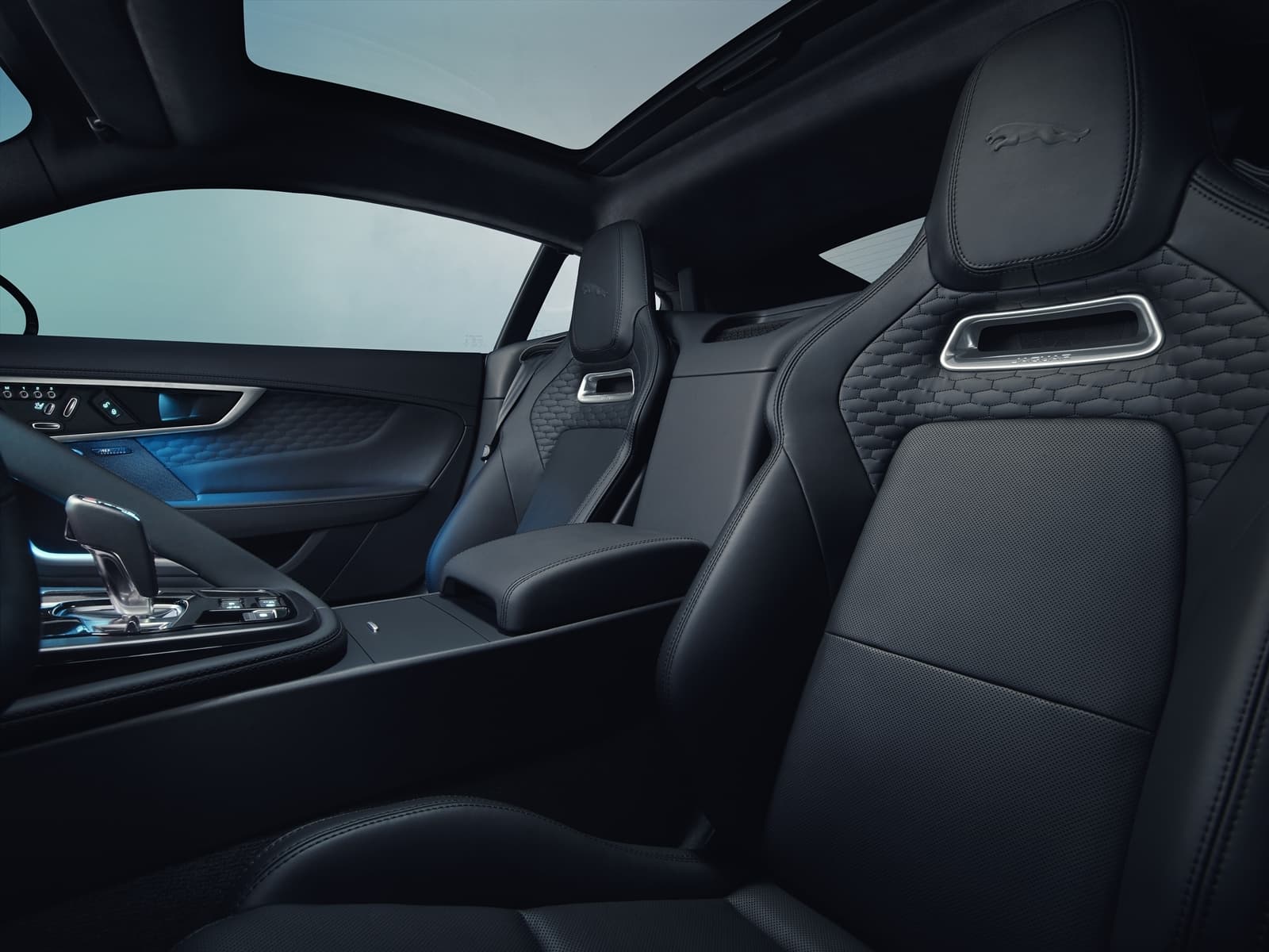 Vista lateral de los asientos deportivos con acabados premium del Jaguar F-Type.